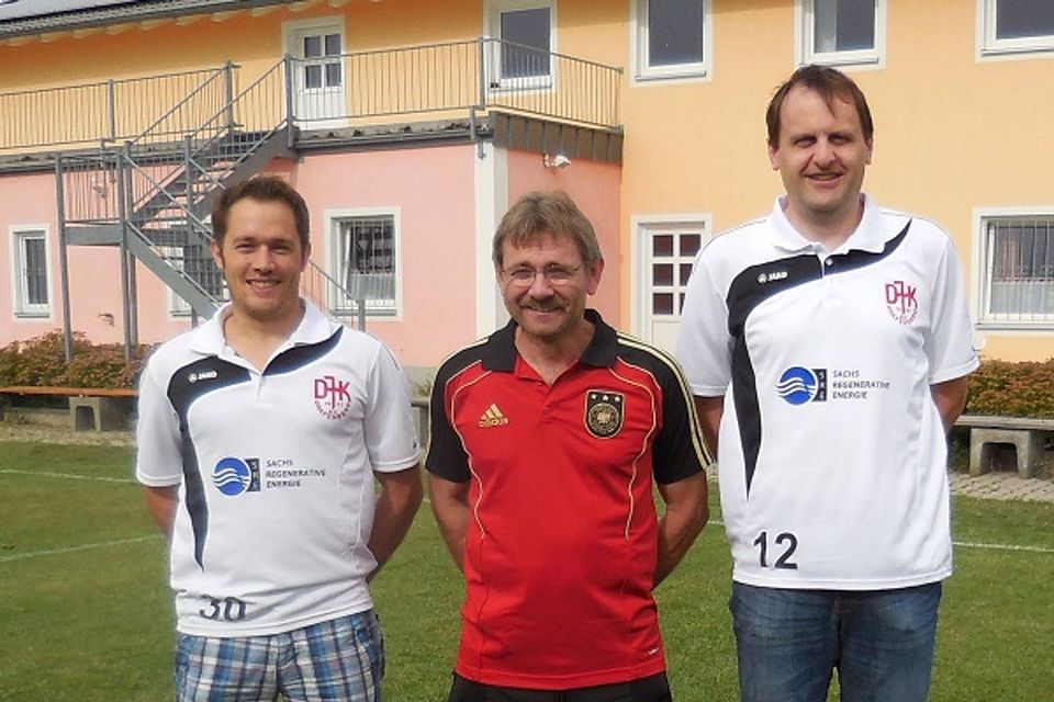 Karl Gerner (Mitte), damals bei der Vorstellung durch Abteilungsleiter Simon Pfaller (li.) und Vorsitzendem Josef Hausner. F.: oh