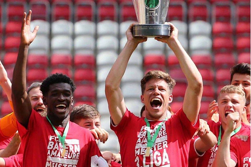 Hoch den Pott: Nico Feldhahn gewann überraschend mit der Zweiten Mannschaft des FC Bayern die Meisterschaft in der 3. Liga