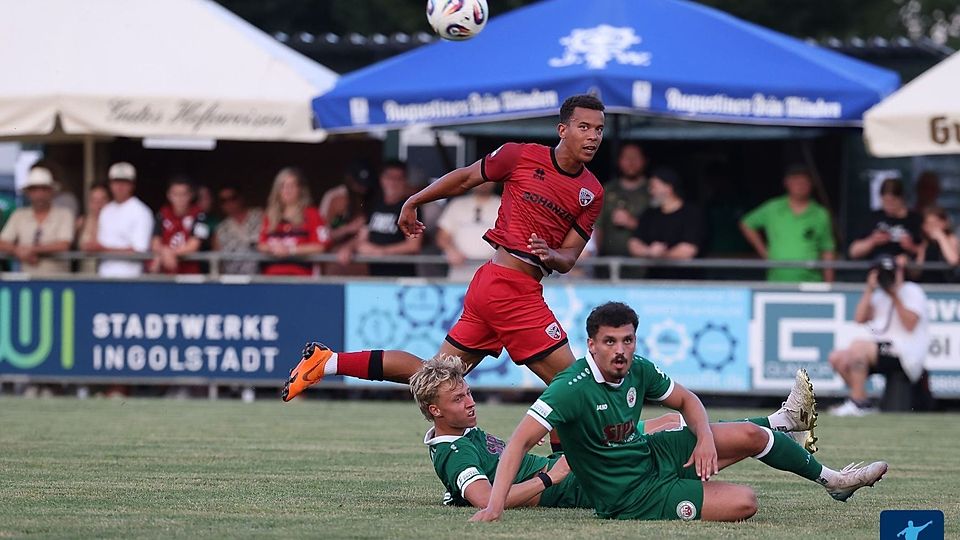 Zumeist das Nachsehen hatten dieses Mal die Eichstätter (in grün) gegen den FC Ingolstadt.