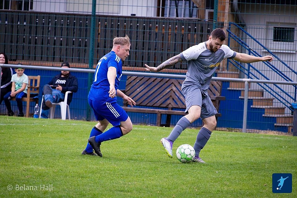 Jannik Grießhaber (rechts) von der SG Hochstetten/Nußbaum erzielte zwei Treffer beim 3:1-Auswärtssieg gegen den TuS Waldböckelheim II und Noah Rheinländer (links).