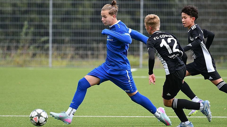 Auf Erfolgskurs ist in dieser Spielzeit die U15 der SpVgg SV Weiden (blaues Trikot).