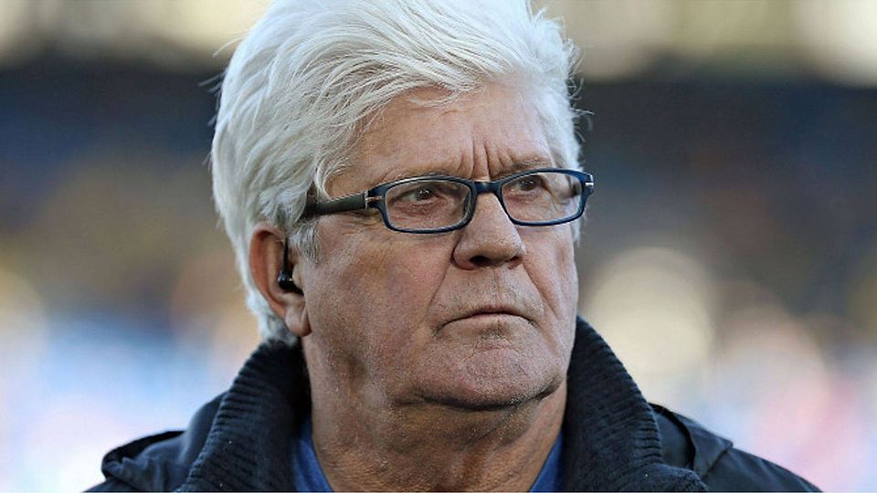 Werner Lorant soll den FC Hallein vor dem Abstieg retten und kündigt seinen Spielern harte Wochen an.  mis