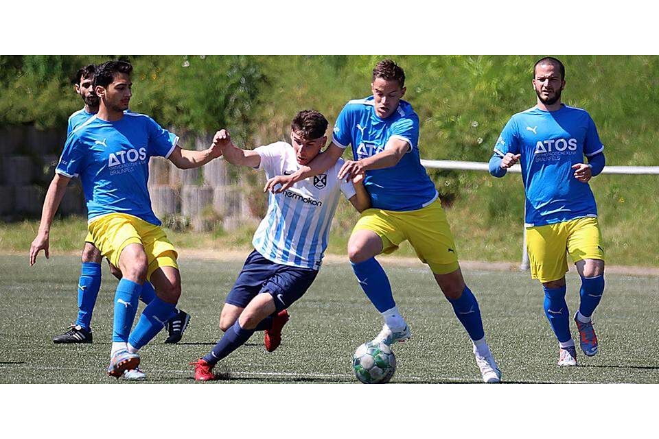  Nikos Moisiadis (M.) und sein TSV Bicken geben gegen Pedram Afrooghi (l.), Lukas Brück (r.) und Co. vom FSV Braunfels noch einmal alles, müssen sich aber mit 1:2 geschlagen geben und steigen damit in die Kreisoberliga ab. (© Lorenz Pietzsch) 