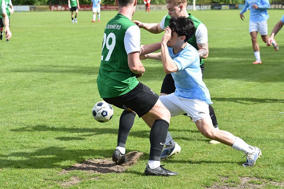 In der Fußball-Landesliga 1 ist der SV Avenwedde um Muhammed Gül (m.) erneut gefordert.