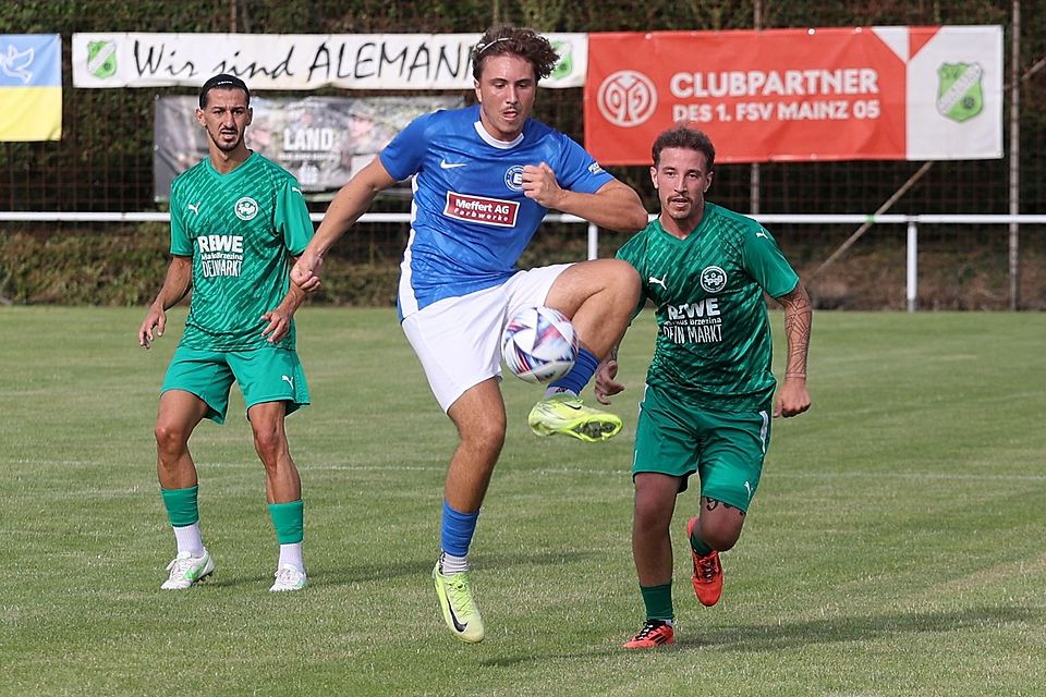 Bad Kreuznachs Malik Schäfer (blaues Trikot) und seine früheren Teamkollegen Toni Auletta (rechts) und Tolga Memet.