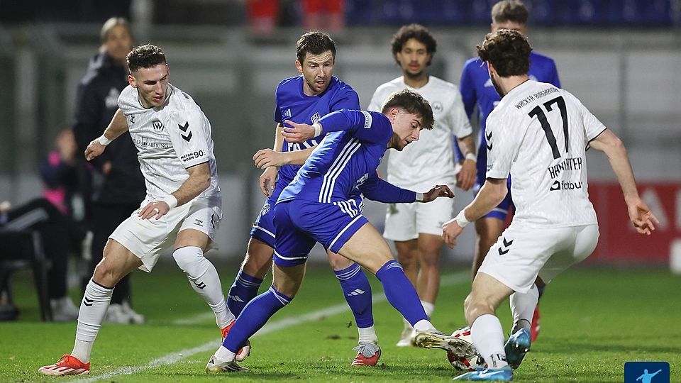 Großen Kampfgeist zeigte der SV Viktoria Aschaffenburg (in Lila-Spielkleidung) gegen den SV Wacker Burghausen  