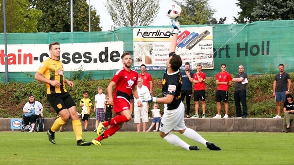Eric Llanes Ona vom TSV Bad Boll (in rot), hier als Torschütze in einem Derby gegen Heiningen, fällt nach einer Knieverletzung für mehrere Wochen aus.  Cornelius Nickisch