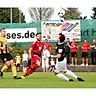 Eric Llanes Ona vom TSV Bad Boll (in rot), hier als Torschütze in einem Derby gegen Heiningen, fällt nach einer Knieverletzung für mehrere Wochen aus.  Cornelius Nickisch