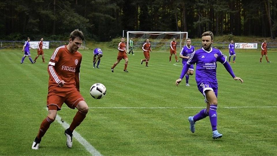 Heyrothsberge (in rot) setzte sich im Landesliga-Duell bei Westerhausen mit 3:2 durch.           F: Donau