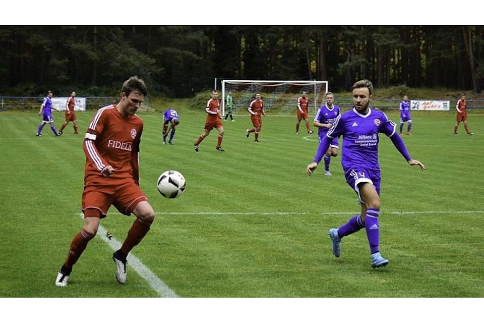 Heyrothsberge (in rot) setzte sich im Landesliga-Duell bei Westerhausen mit 3:2 durch.           F: Donau