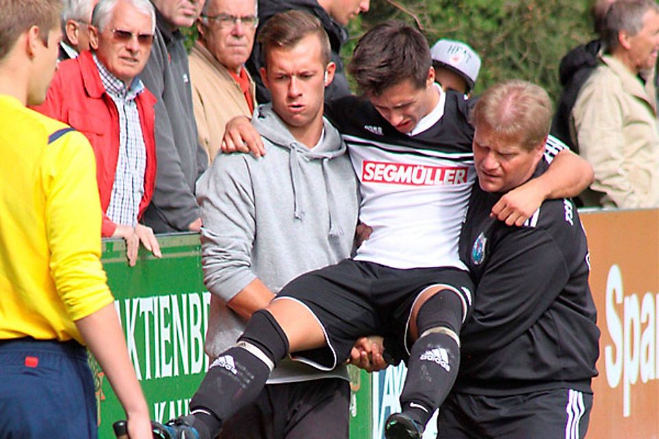 Dennis Grimme musste schon in der 30. Minute von Co-Trainer Stefan Reisinger (rechts) und einem Mitspieler verletzt vom Platz getragen werden.  Foto: pt