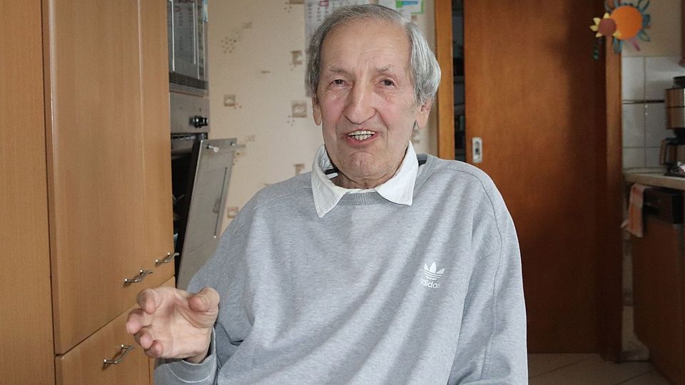 Hans-Jürgen Kühlcke beim Interview in seiner heimischen Küche. Er erinnert sich an viele Details, als wäre es gestern gewesen.  