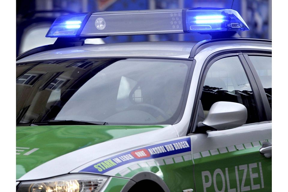 Polizeiwagen mit Blaulicht dpa (Symbolbild)