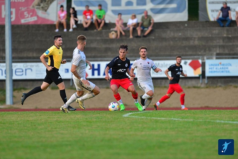 Im Hinspiel hatte der TSV Seebach (in weiß) gegen den FC Sturm Hauzenberg das Nachsehen 