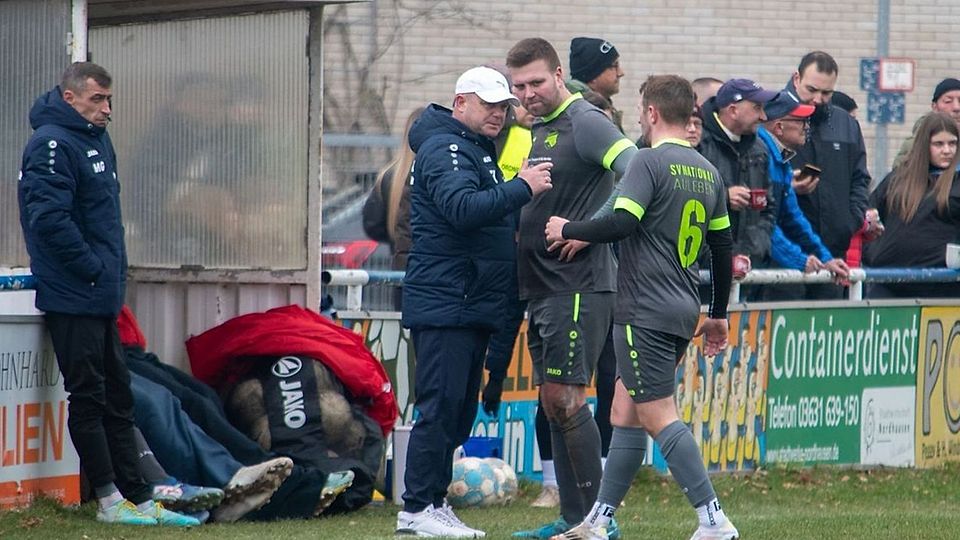 Auleben-Trainer Enrico Leifheit (2.v.l.) braucht mit seiner Mannschaft dringend ein Erfolgserlebnis. Der letzte Sieg gelang am 02.11.2024.