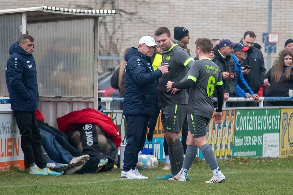 Auleben-Trainer Enrico Leifheit (2.v.l.) braucht mit seiner Mannschaft dringend ein Erfolgserlebnis. Der letzte Sieg gelang am 02.11.2024.