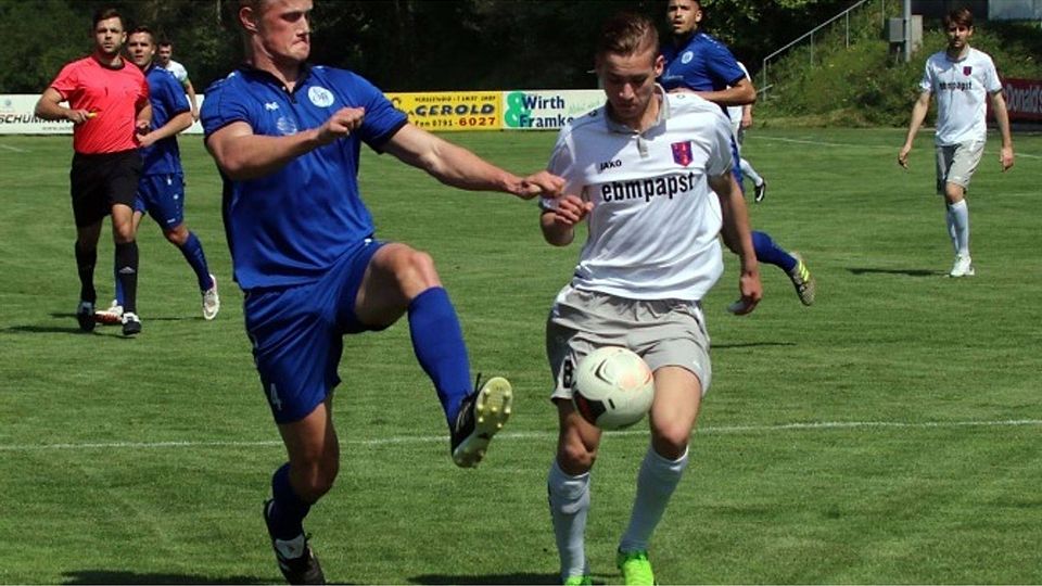 Der FSV Hollenbach (weiß) hat sieben Punkte Rückstand auf Gmünd.  Hartmut Ruffer