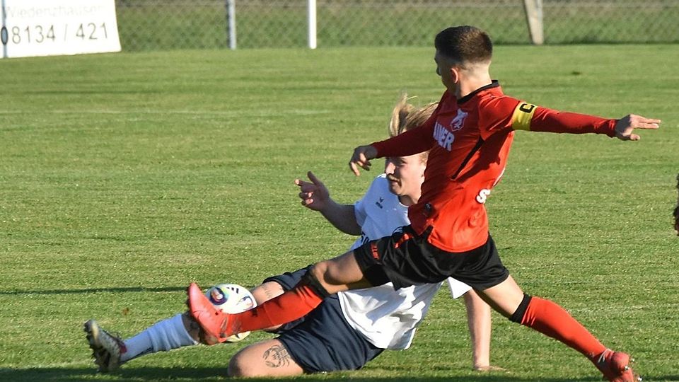 Weikertshofens Felix Hallmeier (weißes Trikot) hatte einen schweren Stand. Hier wird er von Aindlings Kapitän Anton Schöttl hart bedrängt.