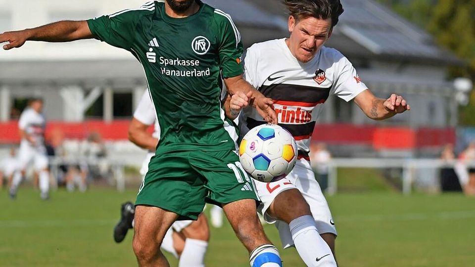 VfR-Spielertrainer Dennis Kopf (rechts) kämpft mit dem Kehler Elias Schleß um das Spielgerät.