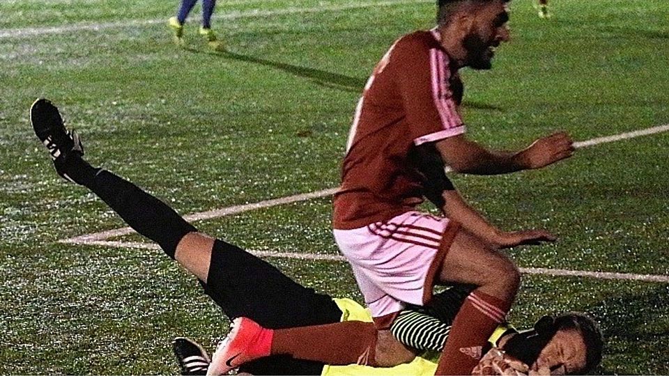 Ausgebremst: Oldesloes Torhüter Fabian Neels  sichert sich den Ball vor Moislings einzigem Torschützen Deniz Karakus. Foto: Jürgensen