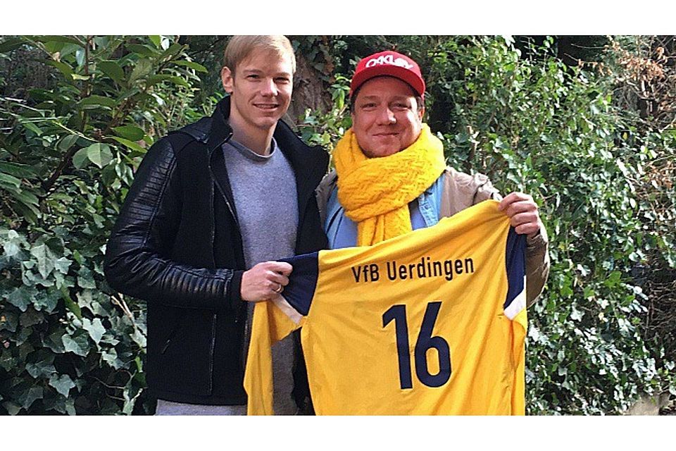 Kevin Sonneveld mit seinem neuen Trikot und seinem neuen Trainer. Foto: VfB Uerdingen