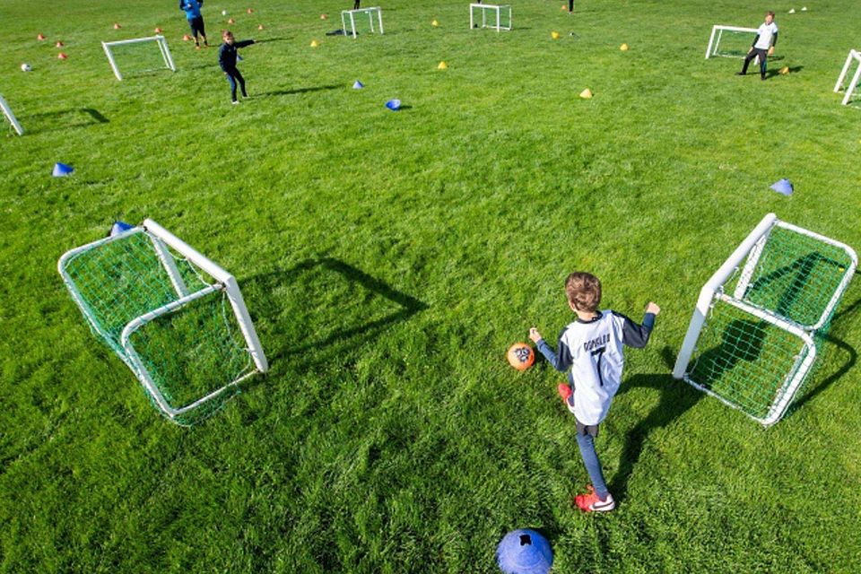 Training unter freiem Himmel: DFB und Landesverbände appellieren an die Politik, organisiertes Sporttreiben vor allem für Kinder und Jugendliche wieder zuzulassen.