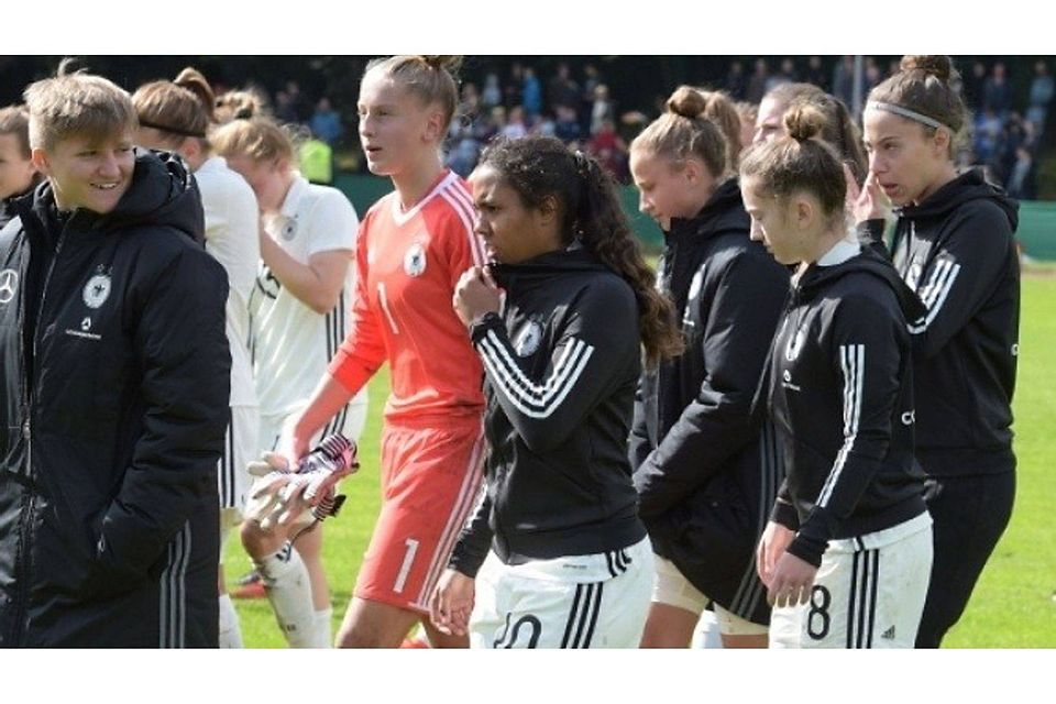 Verloren in Wildeshausen gegen die USA mit 0:4: die deutschen U-16-Juniorinnen um Ersatztorhüterin Julia Kassen (rechts). Foto: Rolf Tobis