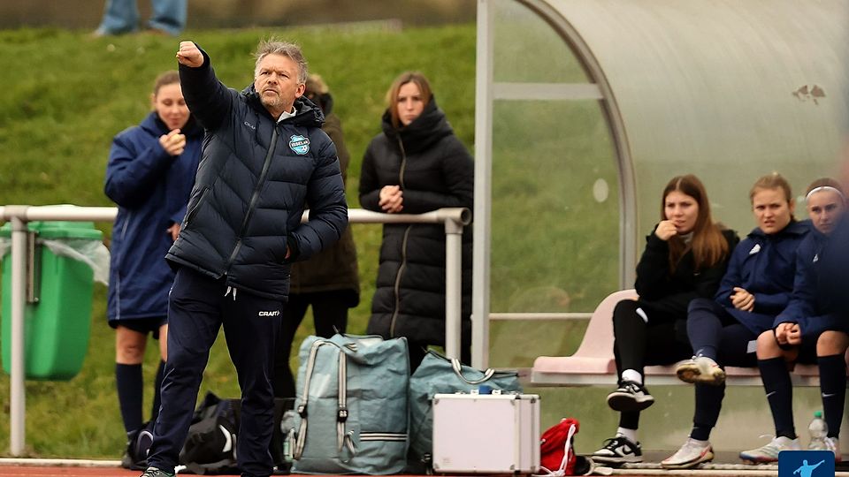 Stefan Zimmer und seine Isselerinnen mussten sich mit einem 1:1 gegen die abstiegsbedrohten Wormserinnen zufriedengeben