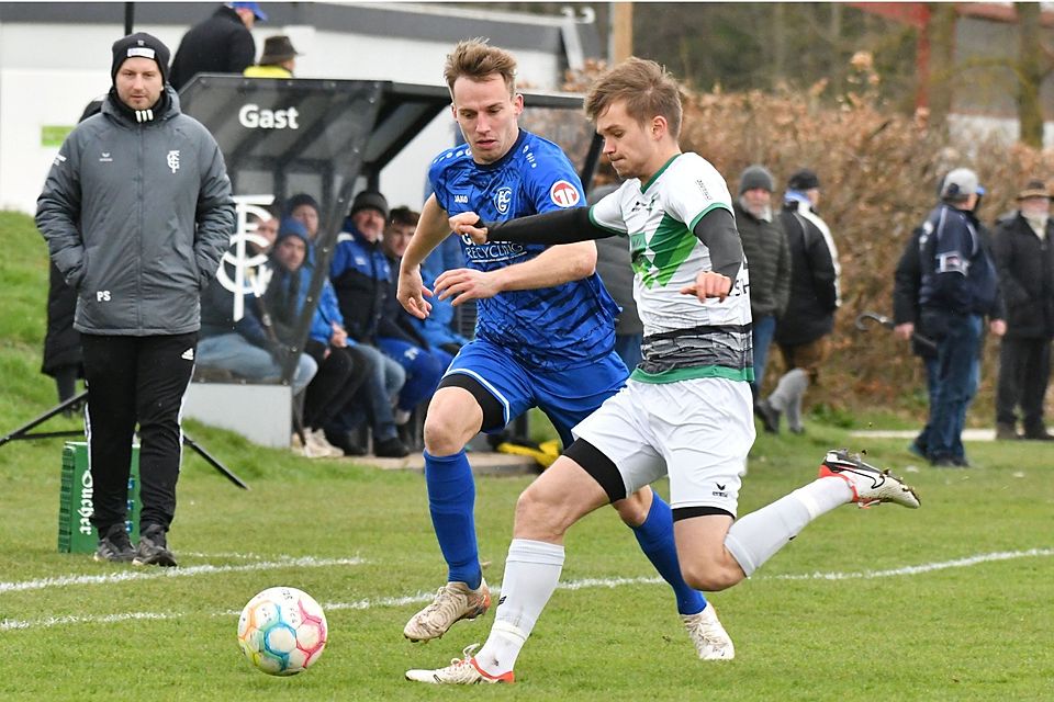 Christoph Wachs (links), hier im Duell mit dem Gundelfinger U23-Akteur Raphael Schneider, kommt vom FC Günzburg.