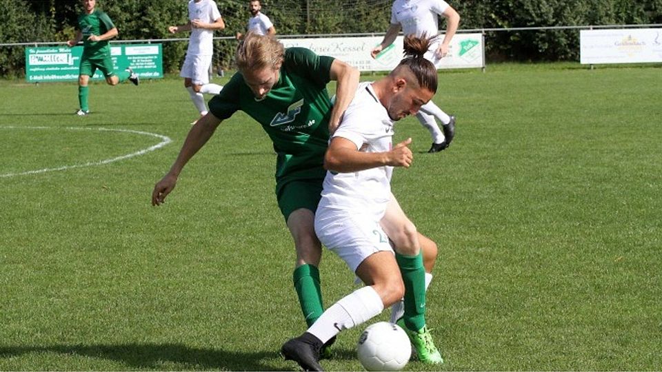 Kontaktfußball: Planigs Bunyamin Degirmenci (rechts) schirmt den Ball gegen den Roxheimer Sebastian Haschke ab.	Foto: Mario Luge