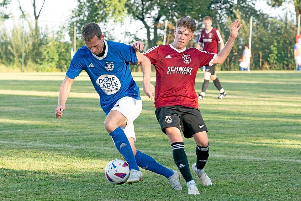 Stefan Falch (links) war im Saisoneröffnungsspiel vom Monheimer David Dworschak nicht zu stoppen. Mit der SG Ebermergen/Mündling gewann er 3:1.