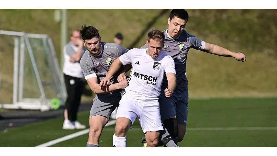 Dominik Häußer (Mitte) wird am Sonntag zu denjenigen Spielern zählen, die ihren Abschied geben. In dieser Szene aus dem März behauptet er sich gege Marc Buchen (l.) und Tobias Reeh von der SG Roth/Simmersbach. Archivfoto: Henrik Schneider © Henrik Schneider