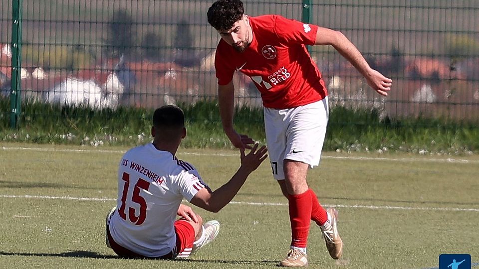 Ander sherum als hier: Noch ein Ausrutscher vom Rüdesheim (in rot) und der TuS Winzenheim (weißes Trikot) wäre Meister der A-Klasse Bad Kreuznach.