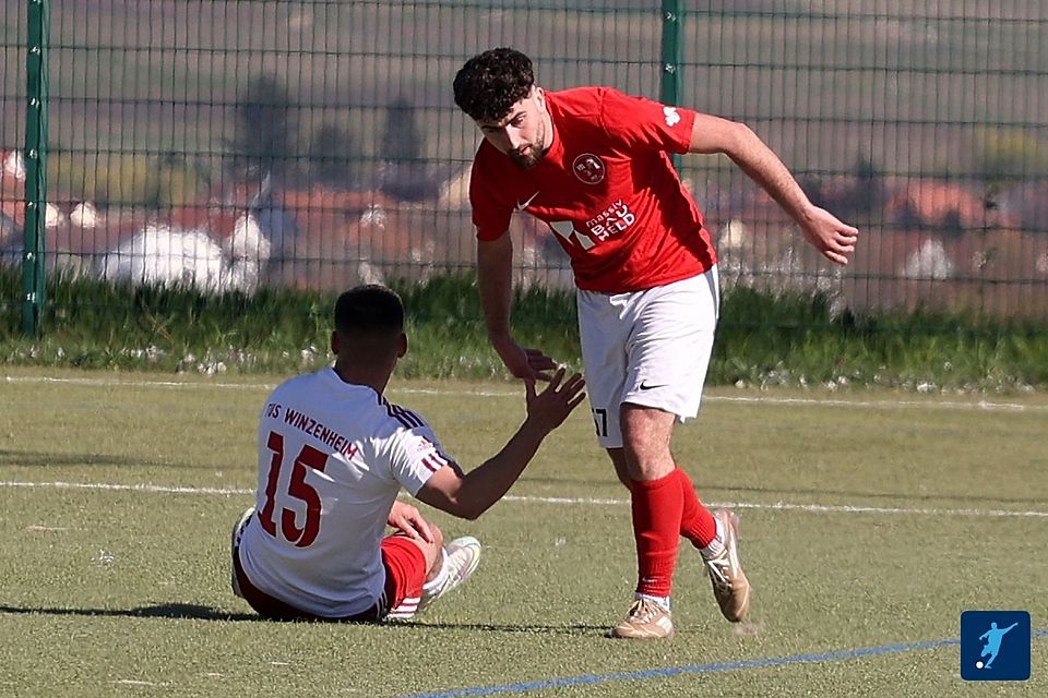 Ander sherum als hier: Noch ein Ausrutscher vom Rüdesheim (in rot) und der TuS Winzenheim (weißes Trikot) wäre Meister der A-Klasse Bad Kreuznach.