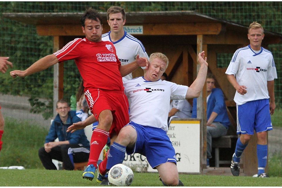 Routinier Robert Gantert (rot) erzielte drei Tore für den SV Eggingen. | Archivfoto: Matthias Konzok