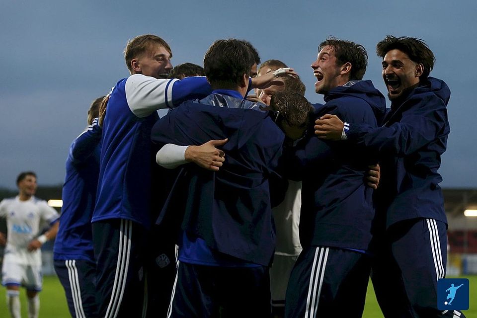 Die späte Überraschung ist perfekt: die Viktoria jubelt über den Viertelfinal-Einzug. 