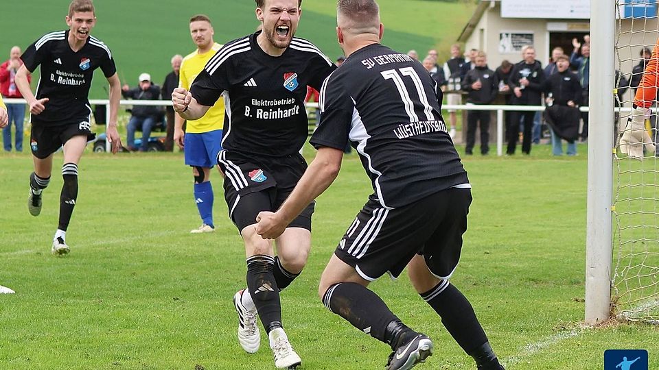 Zuhause weiter ungeschlagen. Julius Osburg (2.v.r.) - Torschütze zum 2:1 - und seine Mannschaft eroberten die Tabellenspitze zurück.