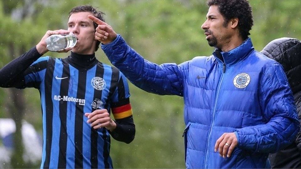 "Schau, da liegen die Punkte": Germania-Trainer Akinwale und Kapitän Christophori peilen im Spiel gegen Hessenliga-Absteiger Viktoria Urberach die nächsten Zähler an. F: Ferreira