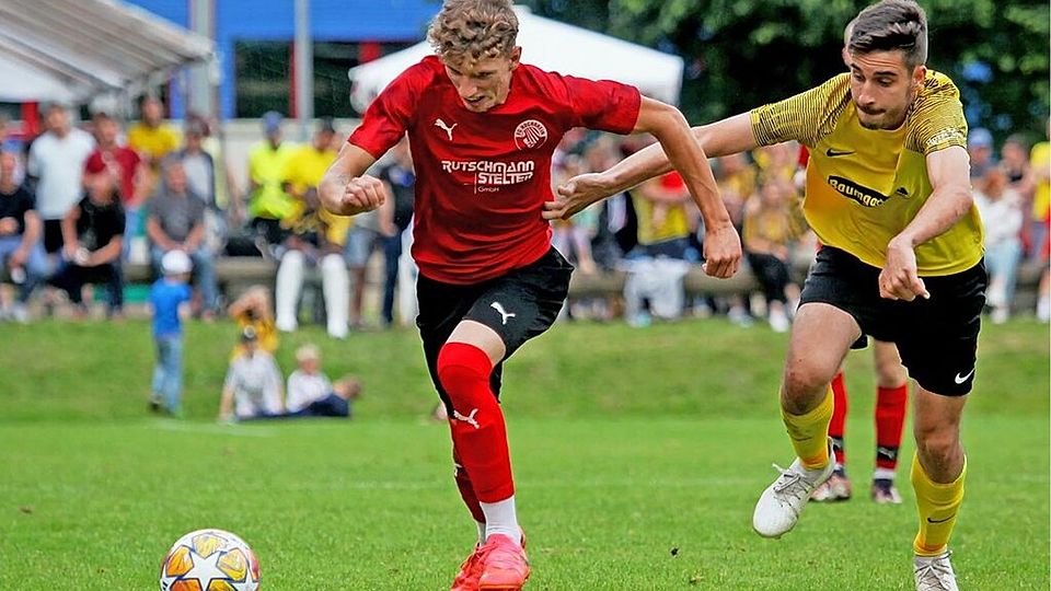 „Besser geht’s nicht“: Noel Zipfel, FC Hochrhein (links im Aufstiegs-Rückspiel beim SV EIchsel)  | Foto: Matthias Konzok