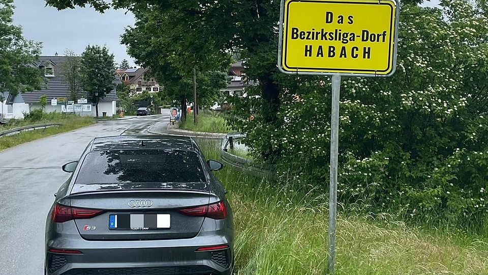 „Bezirksliga-Dorf Habach“: Ein unbekannter Fußball-Fan hat das Ortsschild umgestaltet.
