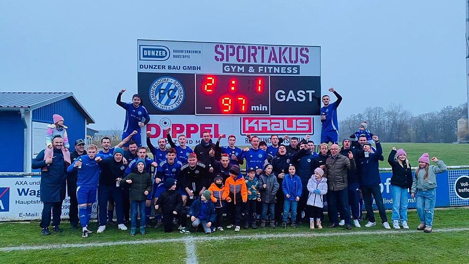 Derbysieg: Fans und Mannschaft des FC Tremmersdorf feiern das 2:1 gegen die SpVgg Trabitz, selbst Bürgermeister und stellvertretender Landrat Albert Nickl (vordere Reihe, Fünfter von rechts) lässt sich von den "Feierbiestern" anstecken.