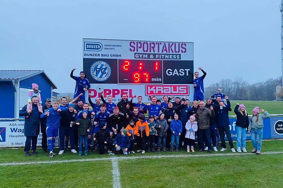 Derbysieg: Fans und Mannschaft des FC Tremmersdorf feiern das 2:1 gegen die SpVgg Trabitz, selbst Bürgermeister und stellvertretender Landrat Albert Nickl (vordere Reihe, Fünfter von rechts) lässt sich von den "Feierbiestern" anstecken. Derbysieg: Fans und Mannschaft des FC Tremmersdorf feiern das 2:1 gegen die SpVgg Trabitz, selbst Bürgermeister und stellvertretender Landrat Albert Nickl (vordere Reihe, Fünfter von rechts) lässt sich von den "Feierbiestern" anstecken.