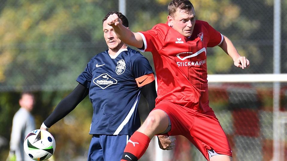 Abgezockter vor dem gegnerischen Tor waren der SC Rot-Weiß Bad Tölz um Benedikt Rinshofer (re.) gegen den ASC Geretsried mit Alexander Kutzmutz.