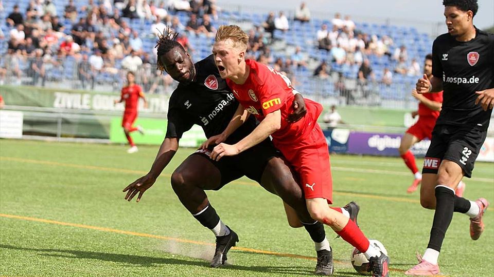 Hart, aber herzlich auf dem Kunstrasen - Lucas Wolf (Kilia Kiel) wird schmerzhaft von Kevin Bondombe (SC Weiche Flensburg 08) gestoppt.