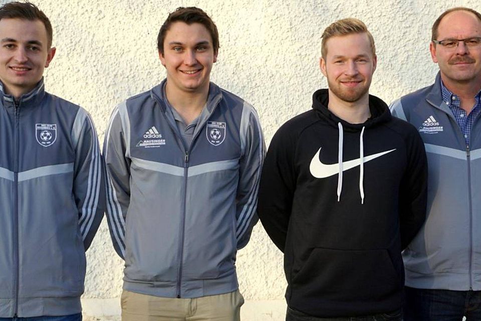 Die sportlichen Leiter Thomas Feilmeier und Florian Seidl (von links) sowie Sportvorstand Roland Hartenberger (rechts) mit dem künftigen Spielertrainer Christian Gotzler.