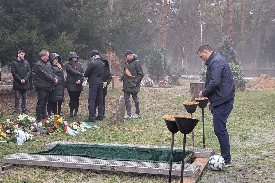 Enis Djerlek am Grab mit einem Fußball