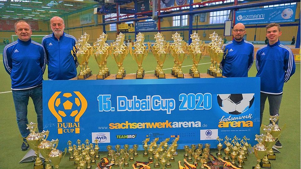 Das Organisationsteam, bestehend aus Matthias Schulz, Steffen Rathaj, Nico Däbritz und Oscar Jandura (v.l.n.r.) neben den Pokalen des diesjährigen DUBAI-CUPs.