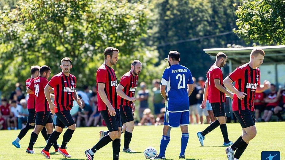 Auch im Topspiel gegen de SV Schaufling nicht aufzuhalten: Der TSV Hengersberg um Spielertrainer Martin Wimber (4 v.l.) will am Sonntag auch den direkten Verfolger aus Wallerfing in Schach halten und seinen Vorsprung weiter ausbauen..