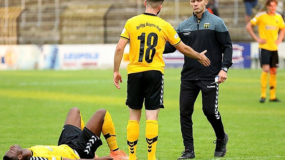 Hofs Coach Miloslav Janovsky (re.) muss bei seinen Mannen derzeit viel Aufbauarbeit leisten. Nach sieben Pleiten in Folge ist die Stimmung im Keller. F: Wiedel