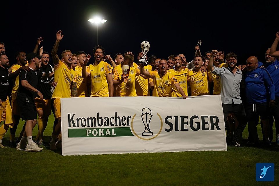 Der FC Eddersheim feiert den Kreispokalsieg nach Elfmeterschießen gegen die TuS Hornau. Der FC Eddersheim feiert den Kreispokalsieg nach Elfmeterschießen gegen die TuS Hornau.